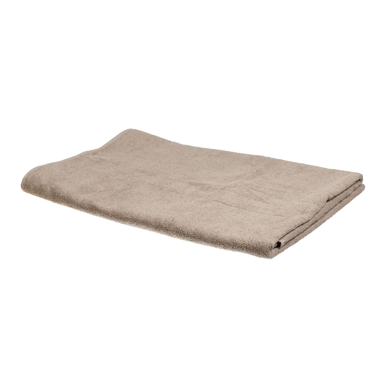 מגבת חוף חול מקופלת בקפידה מבית Fine Lab Home בצבע חום בהיר, מסודרת על רקע לבן.