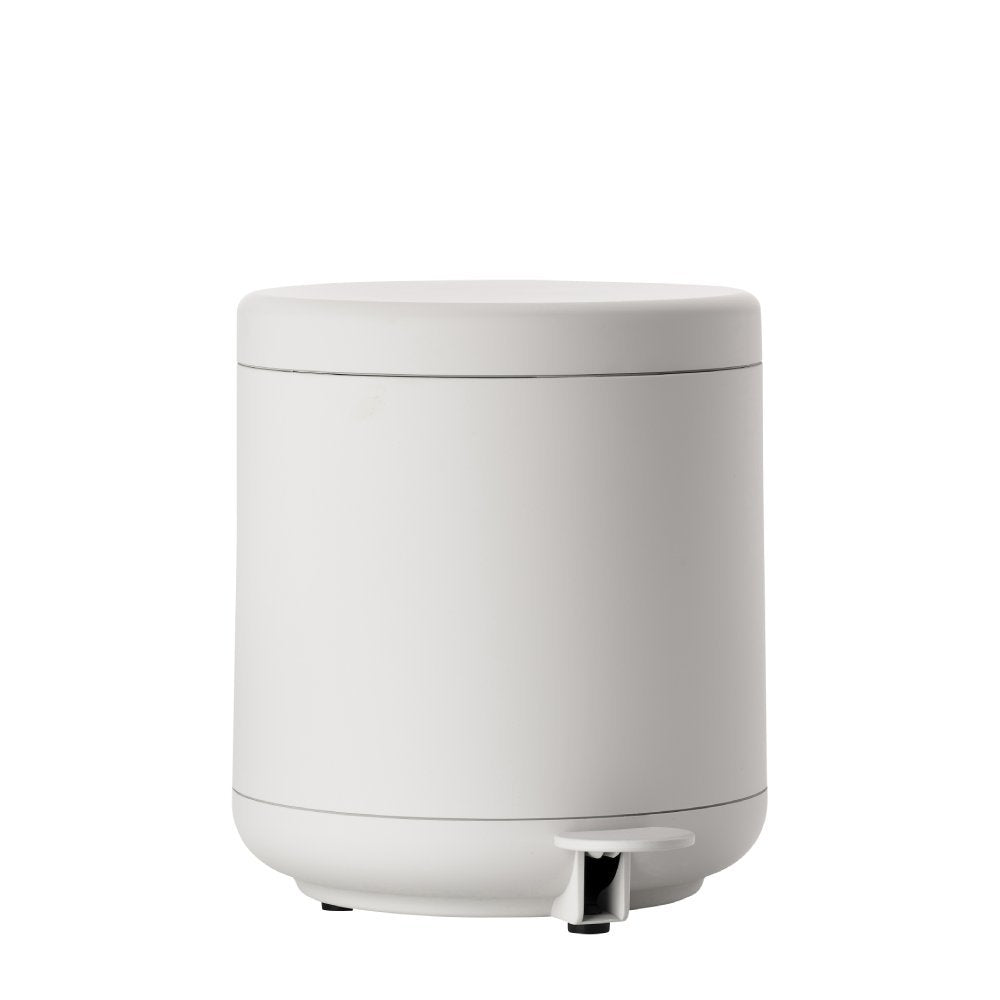 פח קטן, עגול, אפור של Fine Lab Home (4 ליטר) עם מכסה סגור, המיועד לשימוש פנימי כפח שירותים או פח אמבטיה, מוצג על רקע לבן חלק.