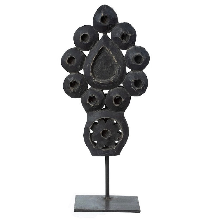 פסל עץ כהה ומופשט מבית Fine Lab Home, המציג צורות מעגליות וטיפות מסודרות אנכית על בסיס מלבני.