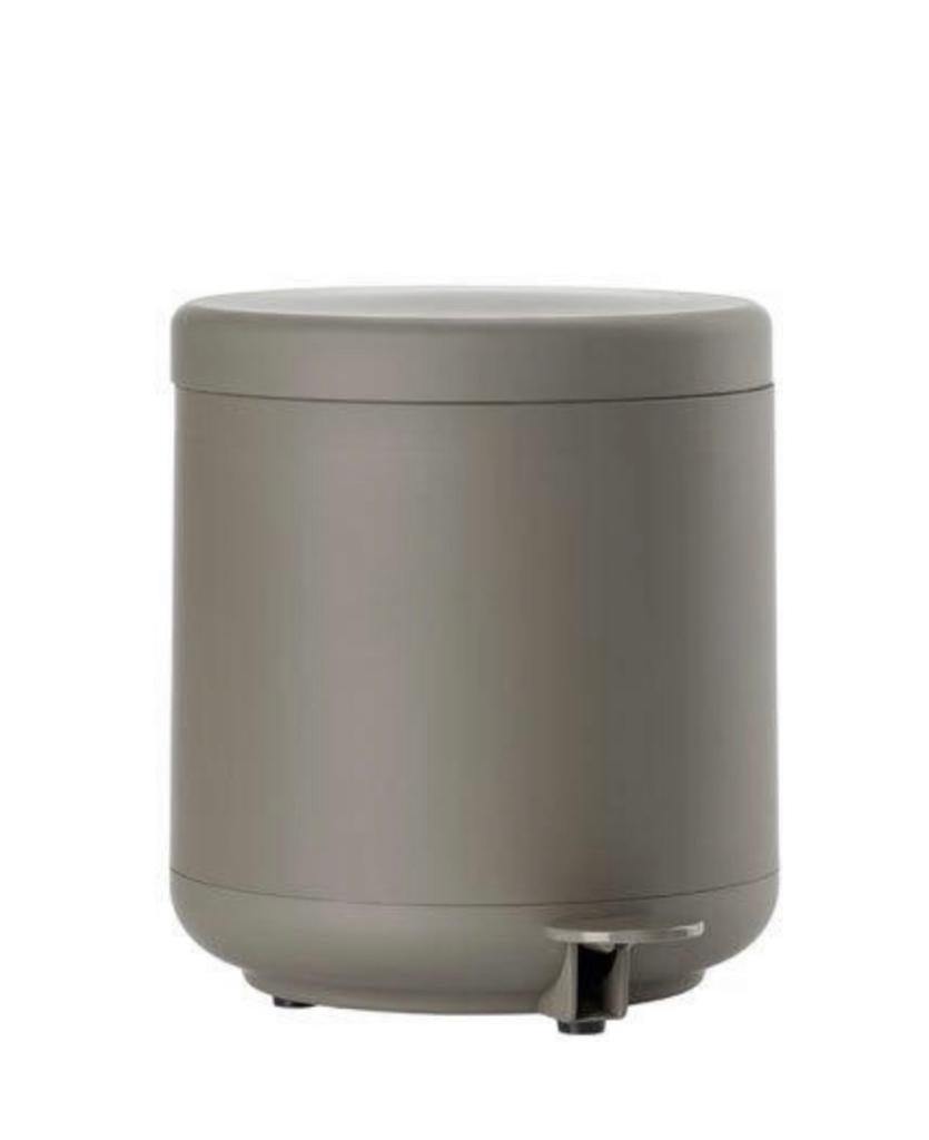 פח קטן, עגול, אפור של Fine Lab Home (4 ליטר) עם מכסה סגור, המיועד לשימוש פנימי כפח שירותים או פח אמבטיה, מוצג על רקע לבן חלק.