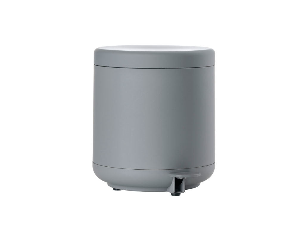 פח קטן, עגול, אפור של Fine Lab Home (4 ליטר) עם מכסה סגור, המיועד לשימוש פנימי כפח שירותים או פח אמבטיה, מוצג על רקע לבן חלק.