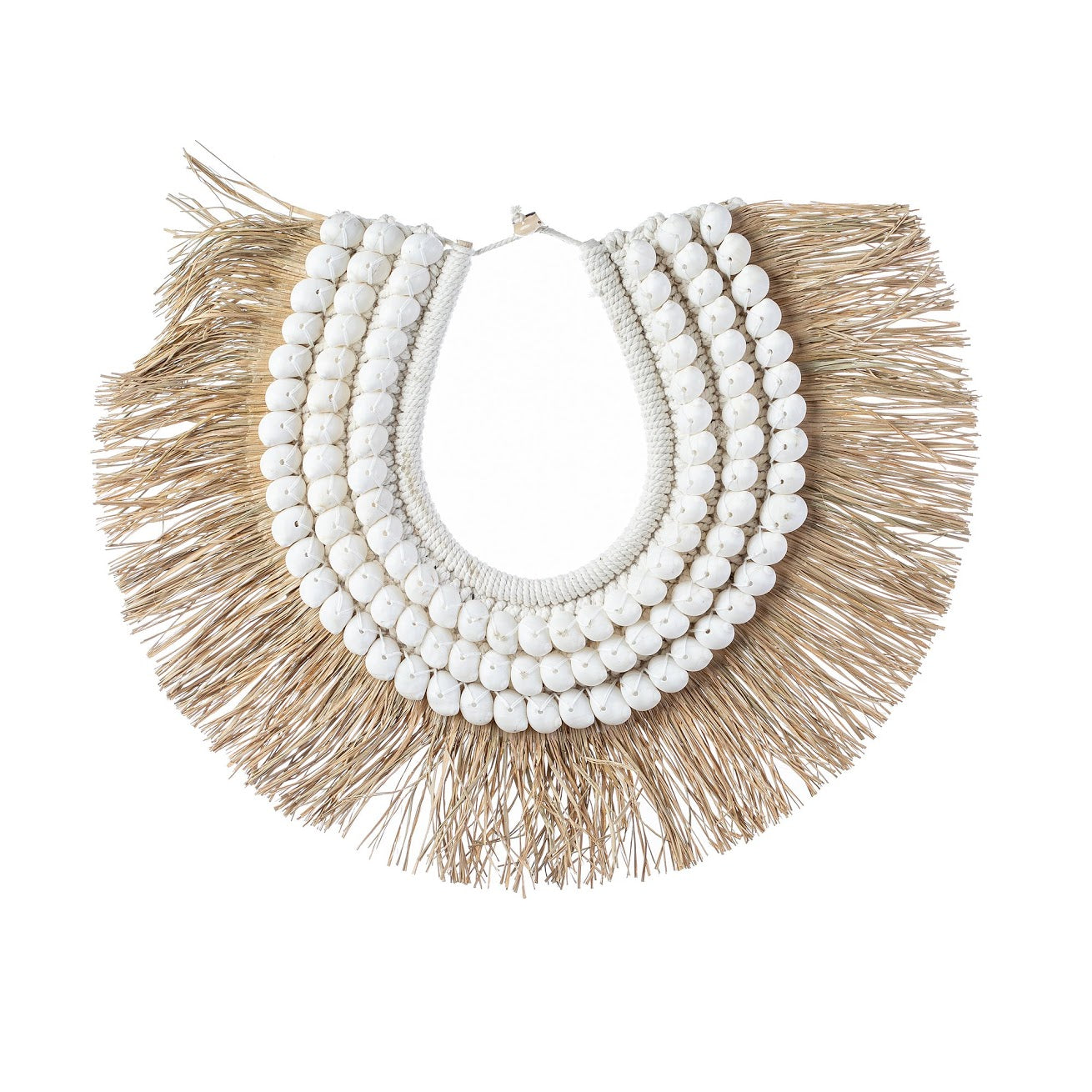 קישוט תליה צדפים של Fine Lab Home – בעבודת יד, עשוי מארבע שורות חרוזים לבנים ושוליים מסיבי קש טבעיים בצורה חצי עגולה.
