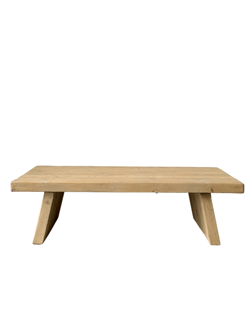 שולחן אוכל נמוך ומלבני מבית Fine Lab Home עם רגליים זוויתיות, מצולם על רקע לבן חלק, מעוצב כחלק מרהיטים ידידותיים לסביבה.
