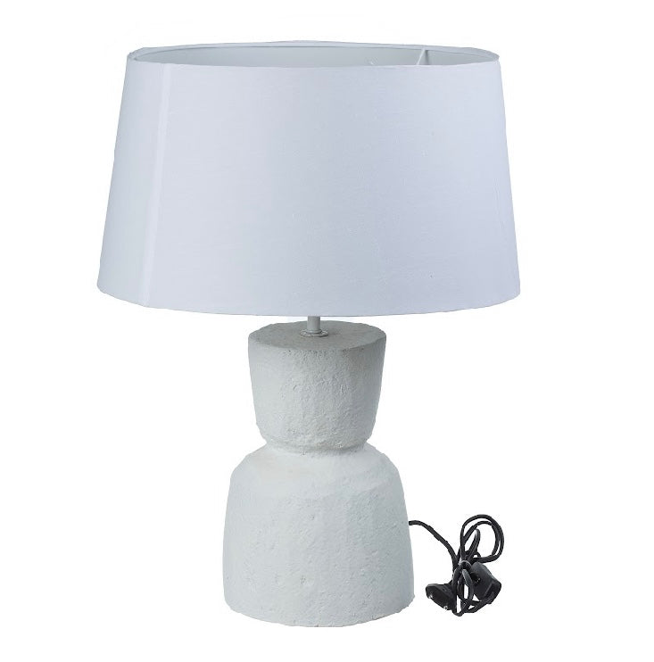 גוף תאורה בליס מבית Fine Lab Home – מנורת שולחן לבנה עם בסיס גלילי מחוספס וגוף תאורה מינימליסטי, אהיל לבן וכבל חשמל שחור מגולגל לצידה.