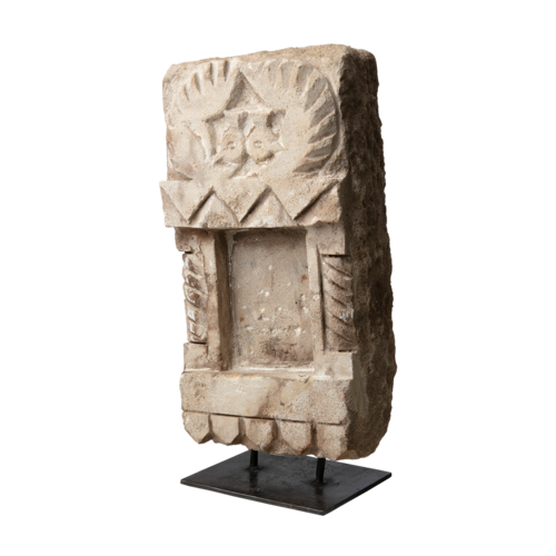 פסל אבן בטון דקורטיבי על סטנד מתכת מבית Fine Lab Home, בעיצוב מלבני עם תבליטי עלים ודגמים גאומטריים, כולל פנל שקוע במרכז ומעמד מתכת יוקרתי.