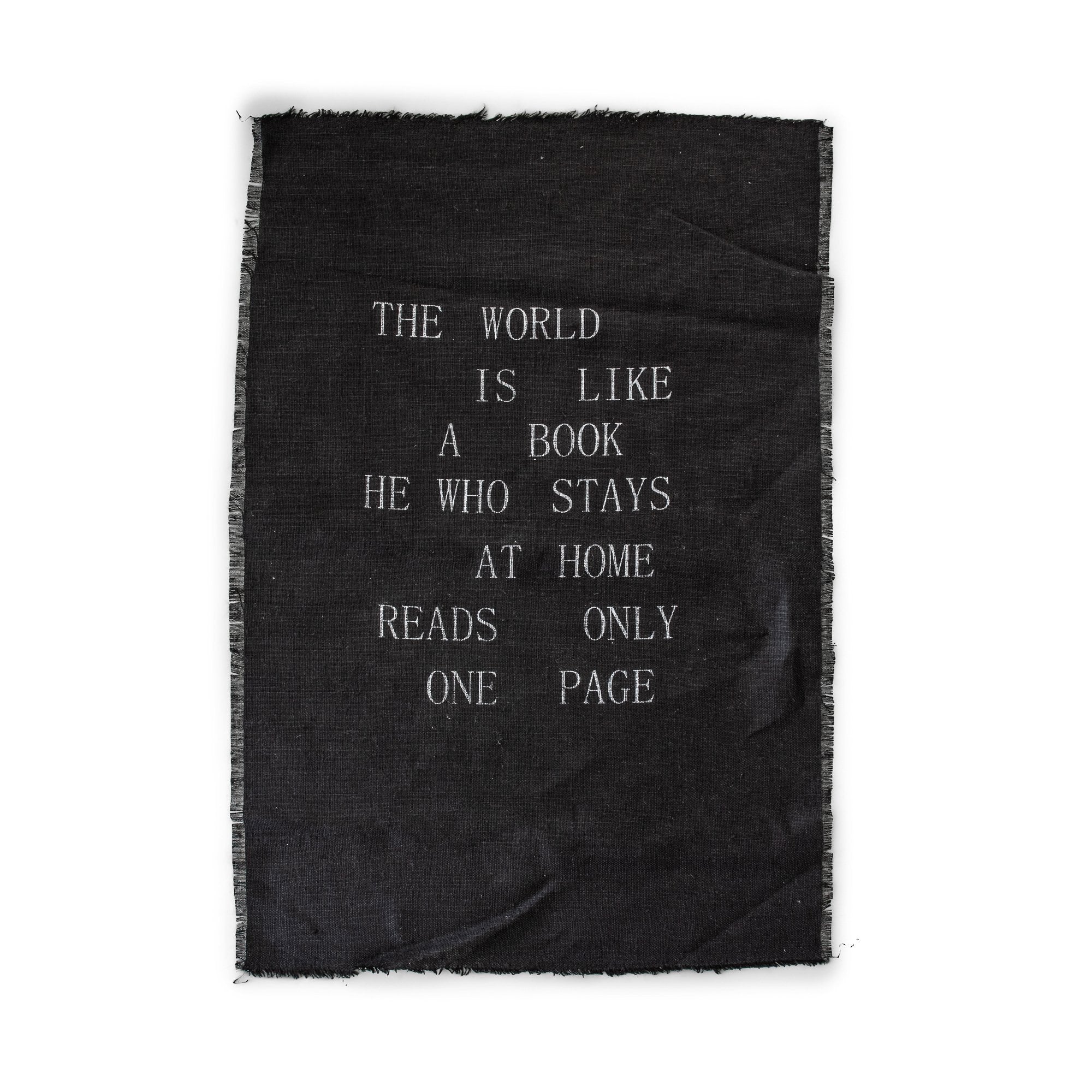 The Fine Lab Home פוסטר לתליה פשתן הוא פוסטר קיר מבד פשתן אפור כהה ובלוי עם טקסט לבן: "העולם הוא כמו ספר. מי שנשאר בבית קורא רק עמוד אחד.