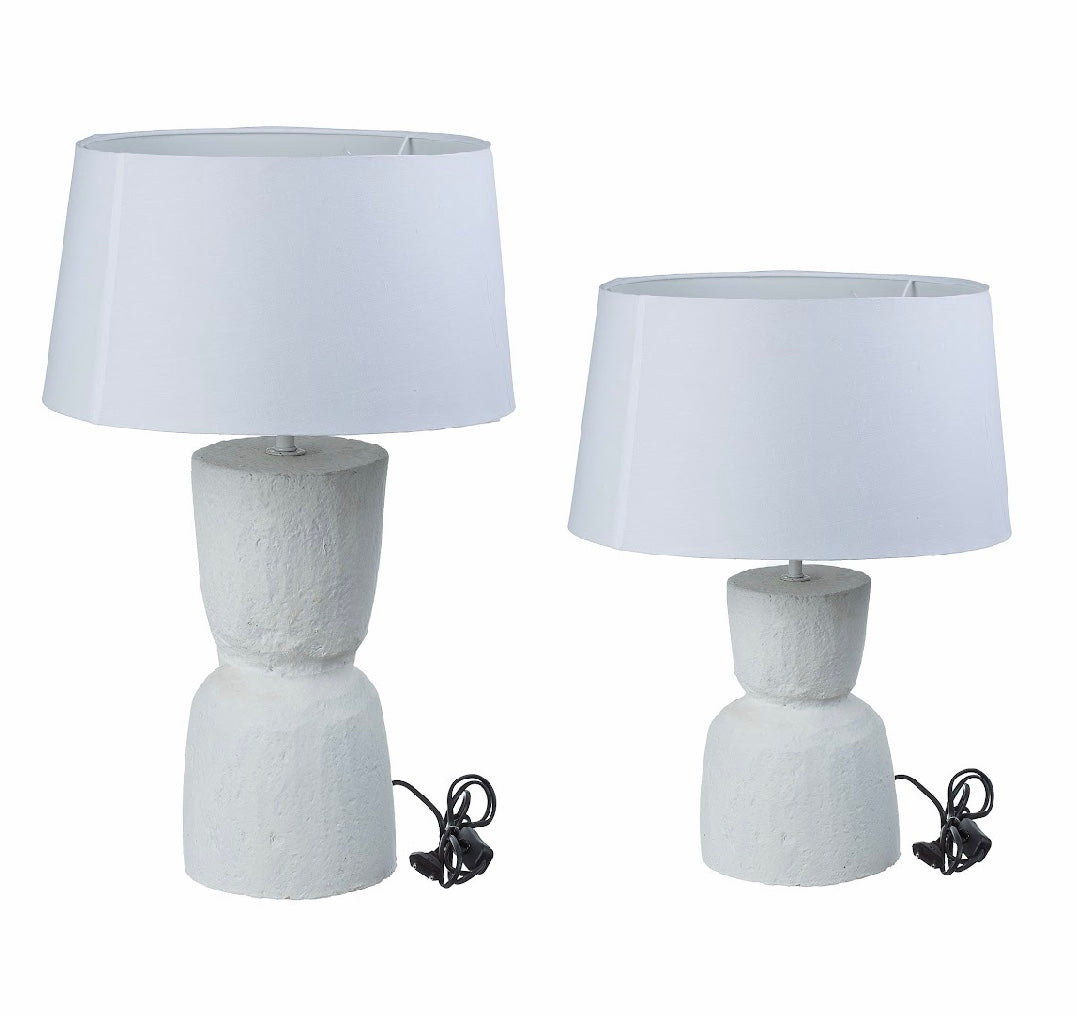 גוף תאורה בליס מבית Fine Lab Home – מנורת שולחן לבנה עם בסיס גלילי מחוספס וגוף תאורה מינימליסטי, אהיל לבן וכבל חשמל שחור מגולגל לצידה.