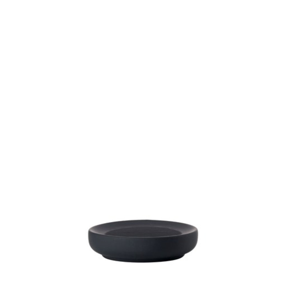 סבונייה עגולה מבית Fine Lab Home, עם בסיס שטוח וקצוות מעט מוגבהים, מונחת על רקע לבן חלק.