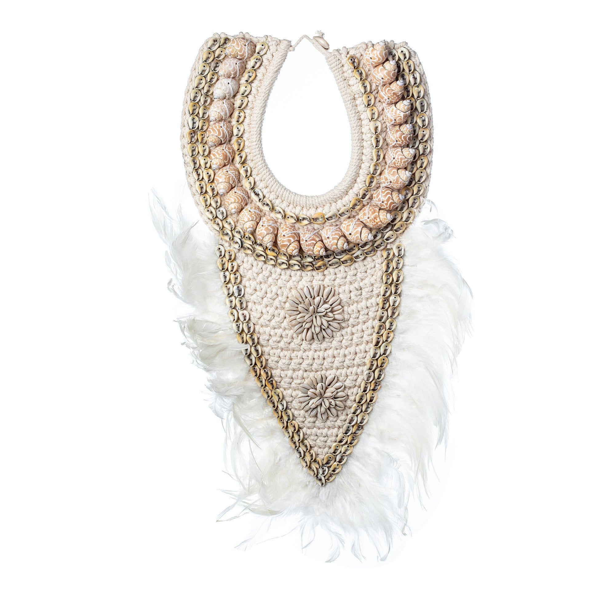 קישוט קיר מקרמה צדפים מבית Fine Lab Home הוא קישוט קיר דקורטיבי בצבע שמנת עם דוגמאות ארוגות, נגיעות זהב, צדפים ונוצות לבנות, על רקע לבן.