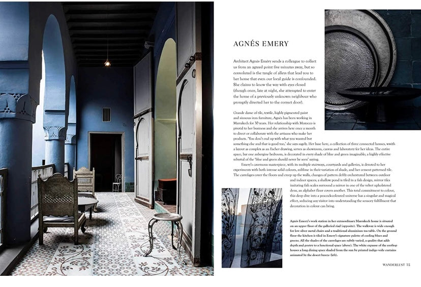 פינה נעימה עם כריות מעוצבות, קירות לבנים ומנורת תלייה ארוגה, בה מוצג ספר העיצוב nomad at home של Fine Lab Home — מושלם לחובבי עיצוב הבית.