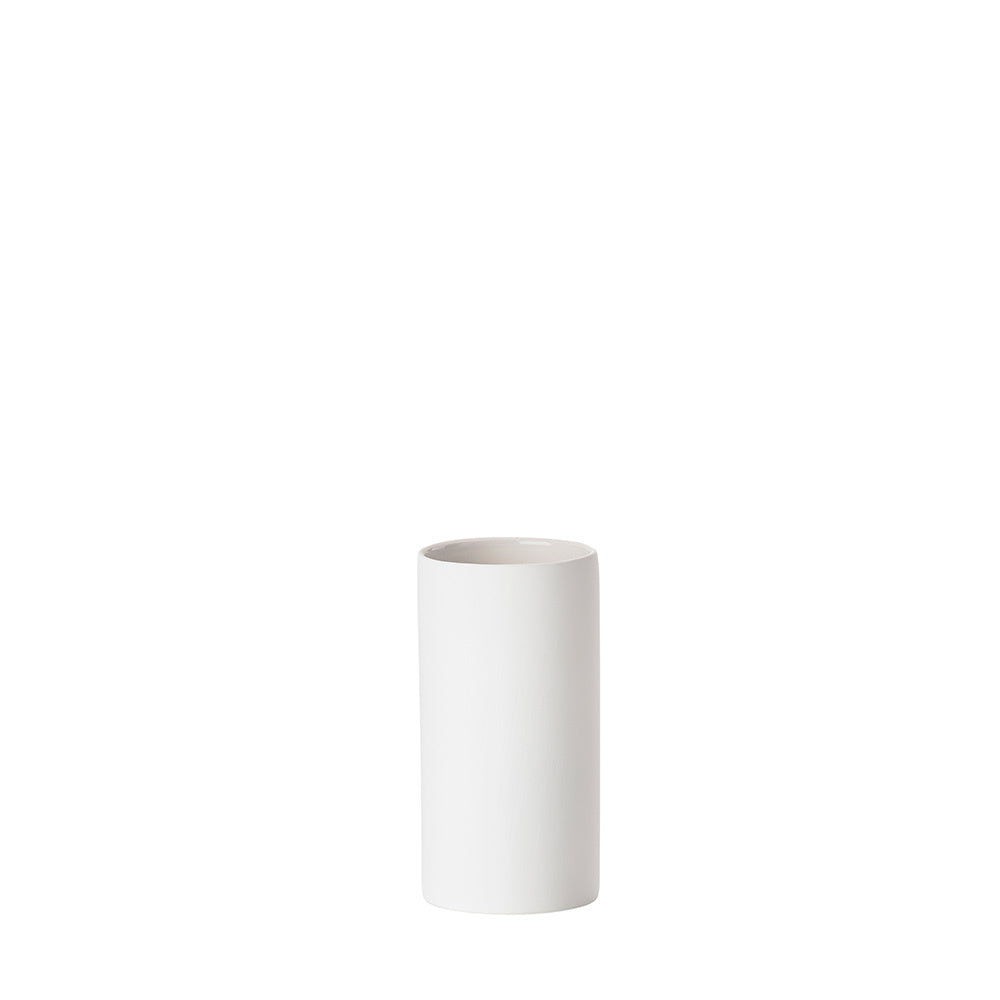 כוס מברשת שיניים פשוטה, לבנה, גלילית מבית Fine Lab Home ממוקמת במרכז על רקע לבן.