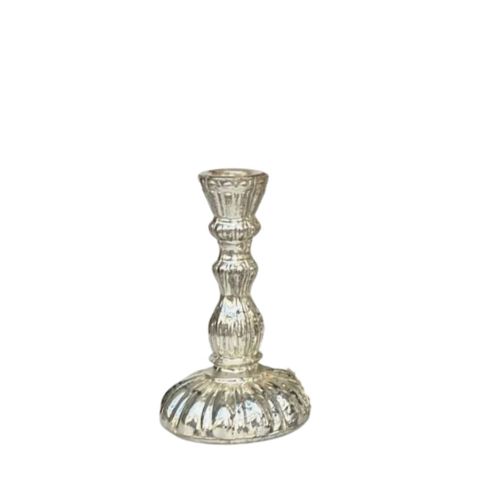 פמוט זכוכית צבע כסף מבית Fine Lab Home הוא פמוט זכוכית שקוף ומחוספס עם בסיס עגול רחב וחלק עליון צר, המוצג על רקע לבן.