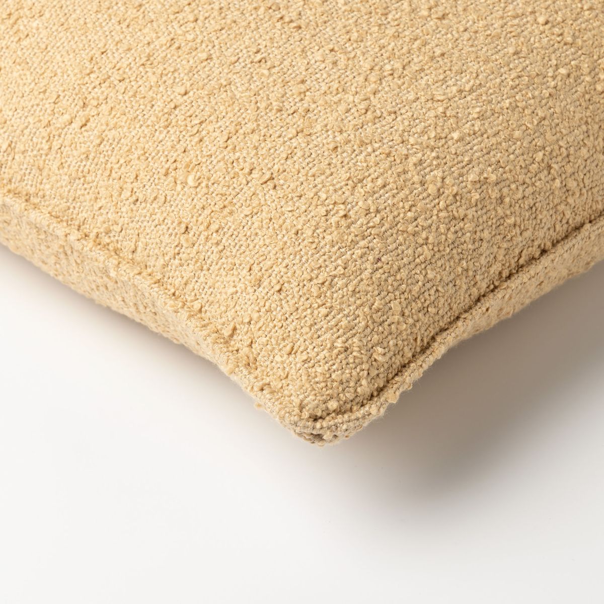 תקריב של כרית הנוי "Onno - חול" מבית Fine Lab Home, כרית במרקם בז' על רקע לבן, המדגישה את מרקם הבד המפורט ואת פינותיה.