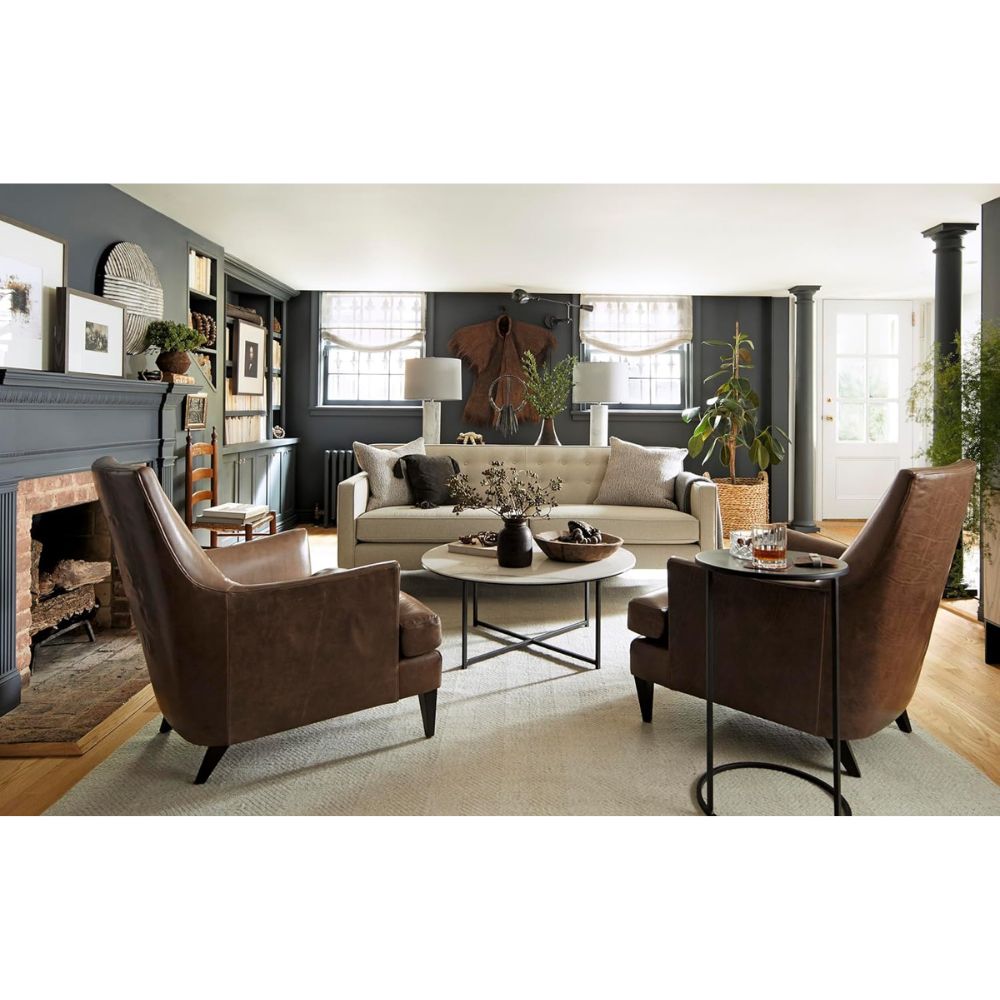 סלון מודרני עם ספה בצבע בז', כיסאות עור ואח – השראה מושלמת מתוך ספר העיצוב The Forever Home מאת Fine Lab Home לעיצוב הפנים או למדריך עיצוב הבית שלכם.