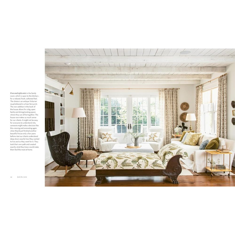 סלון מואר עם קירות לבנים, חלונות גדולים, וילונות מעוצבים, ריהוט קש וריפוד, ורצפות עץ — היוצרים חלל שמרגיש כמו בית בהשראת ספר עיצוב מרגיש כמו בית מאת Fine Lab Home.