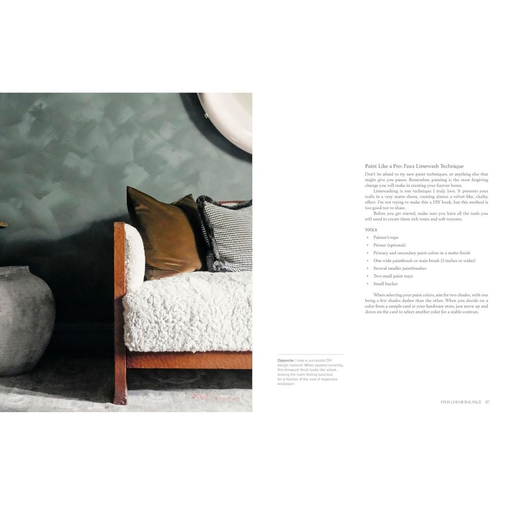 קיר ירוק מרקם מאחורי ספה מעץ עם כריות לבנות וחומות; הטקסט מימין חולק טיפים לעיצוב פנים וציוד נדרש מתוך ספר העיצוב The Forever Home מאת Fine Lab Home, מושלם עבור בית לתמיד.