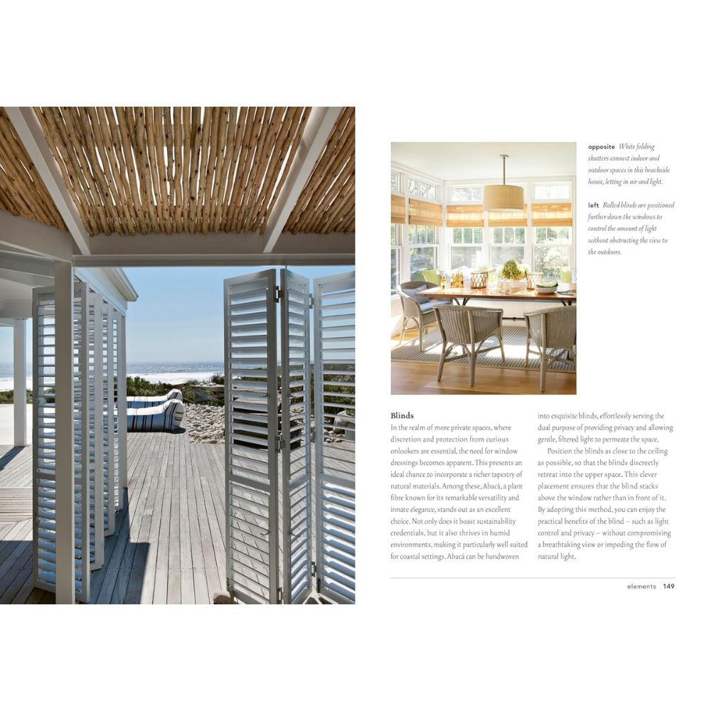 דלתות תריסים לבנות פתוחות חושפות מרפסת עם נוף לים, ובסמוך אליה פינת אוכל שטופת שמש עם נגיעות קש משקפת עיצוב חופי — הכל מוצג בספר העיצוב החופי של Fine Lab Home.