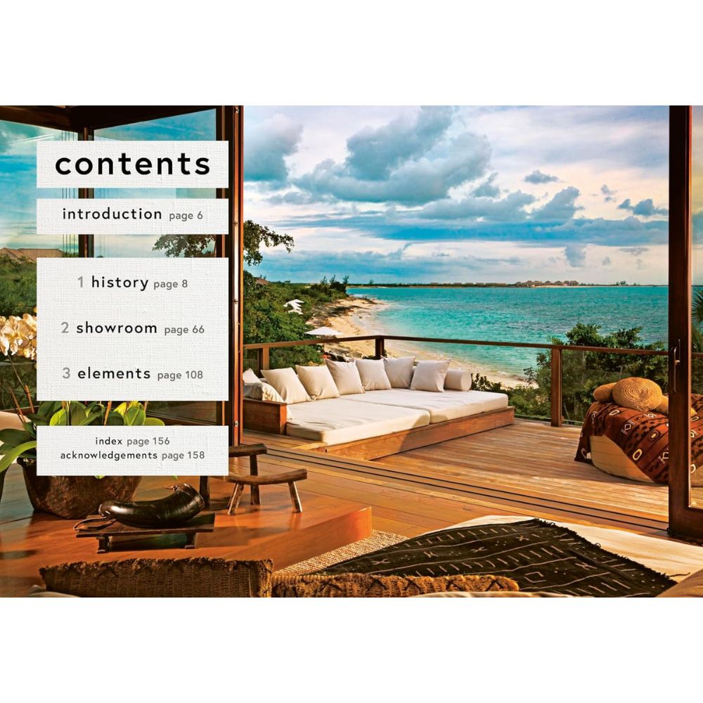 טרקלין חיצוני על דק עץ עם ריהוט מודרני ועיצוב חופי, המשקיף על החוף והאוקיינוס. משמאל, שכבת-על בתצוגה ספר עיצוב coastal מאת Fine Lab Home.