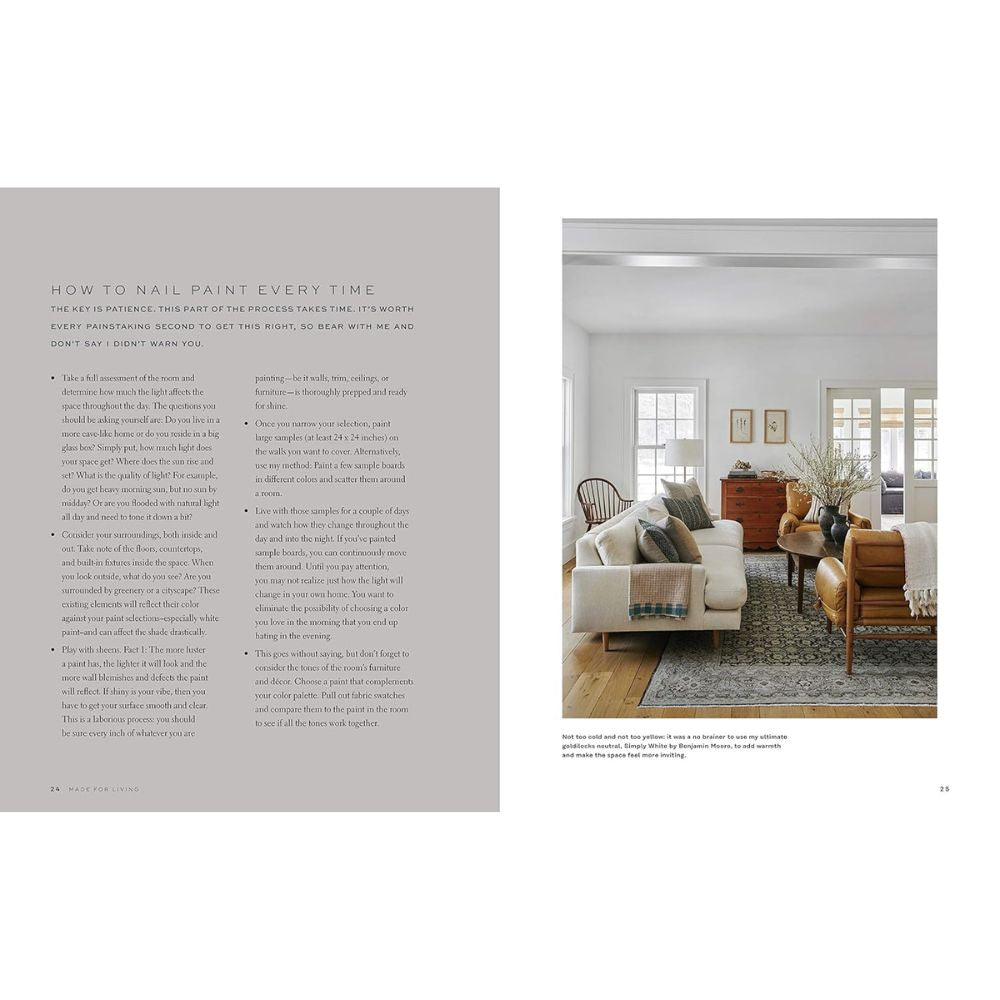 כתבה במגזין עם טיפים לציור ותמונה של סלון המעוצב בסגנון ספר העיצוב של Fine Lab Home, שנוצר למען החיים — ריהוט ניטרלי, נגיעות עץ ושטיח מעוצב — להשראה לעיצוב הבית מתוך ספרי העיצוב המובילים.