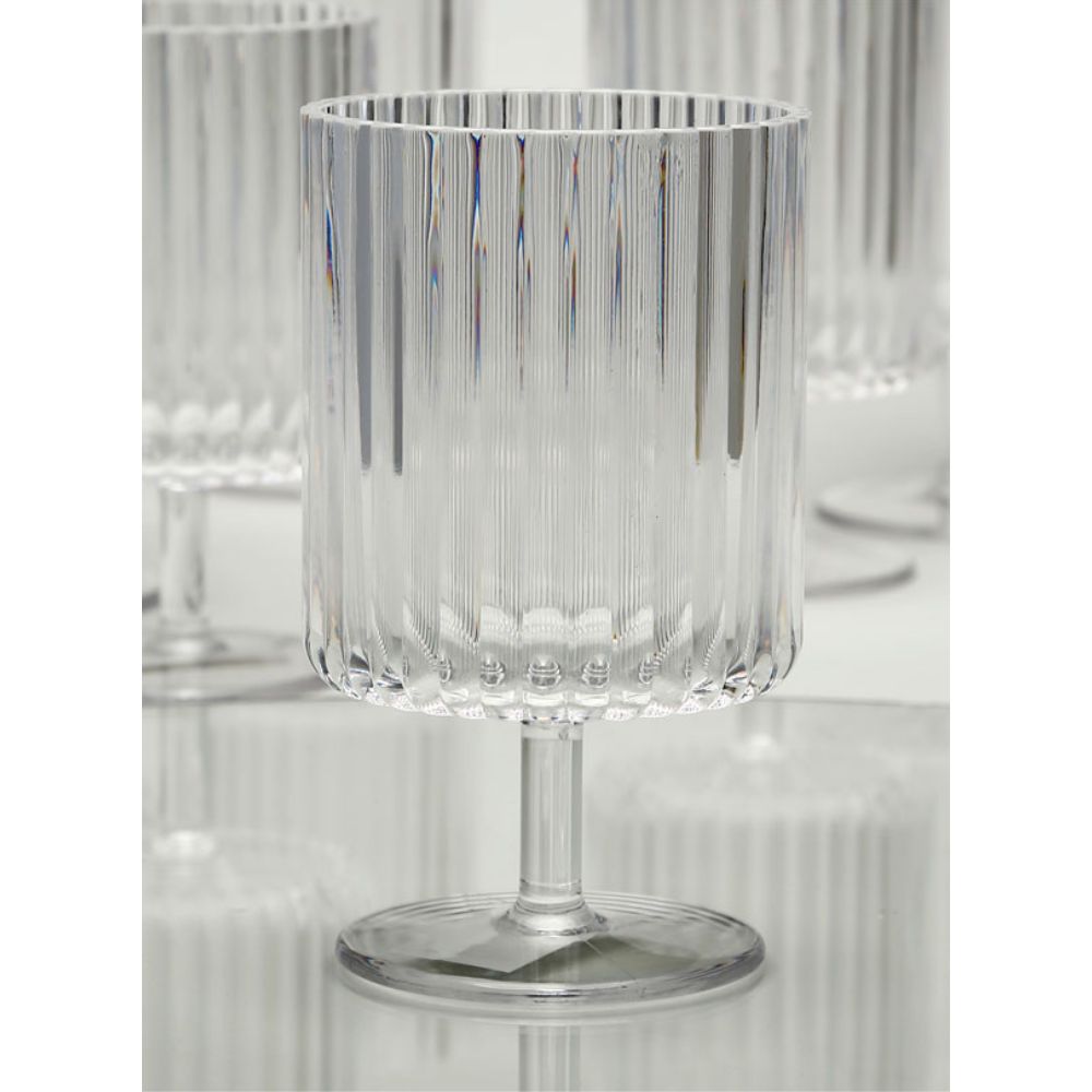 כוס יין פוליקרבונט - 360 מ"ל של Fine Lab Home, בעלת גוף חלק ומחוספס ורגל קצרה, מונחת על משטח מחזיר אור, בעוד שכוסות דומות מופיעות מטושטשות ברקע.