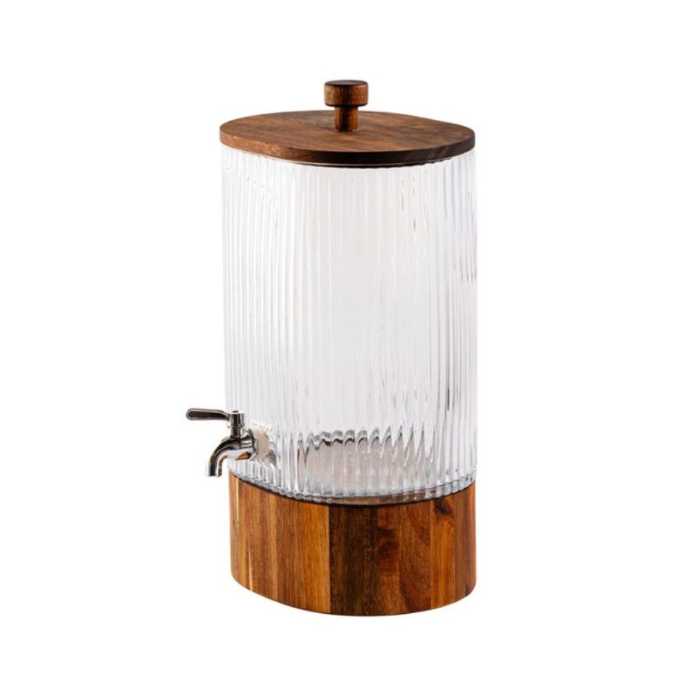סמובר הזכוכית המעוגל על בסיס עץ" מבית Fine Lab Home הוא מתקן משקאות מזכוכית שקופה עם מרקם מחורץ, מכסה ובסיס מעץ, וכן ברז מתכת — מתקן שתייה מעוצב, אידיאלי להגשה מסוגננת בכל אירוע.