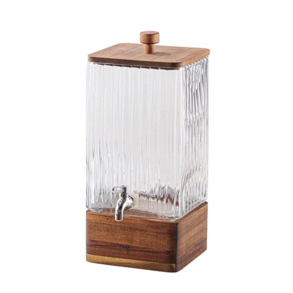 סמובר הזכוכית על בסיס עץ" מבית Fine Lab Home הוא מתקן משקאות מסוגנן בעל חריצים אנכיים, מכסה ובסיס מעץ, וברז מתכת בחזיתו — אידיאלי להגשת משקאות בכל אירוע.