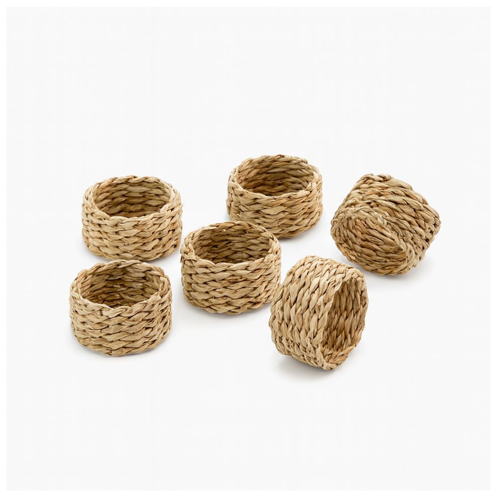 סט של שישה חובקי מפיות מחבל טבעי - סט 6 יח׳ מבית Fine Lab Home מסודרים על רקע לבן, ומביאים אלגנטיות טבעית לכל שולחן.