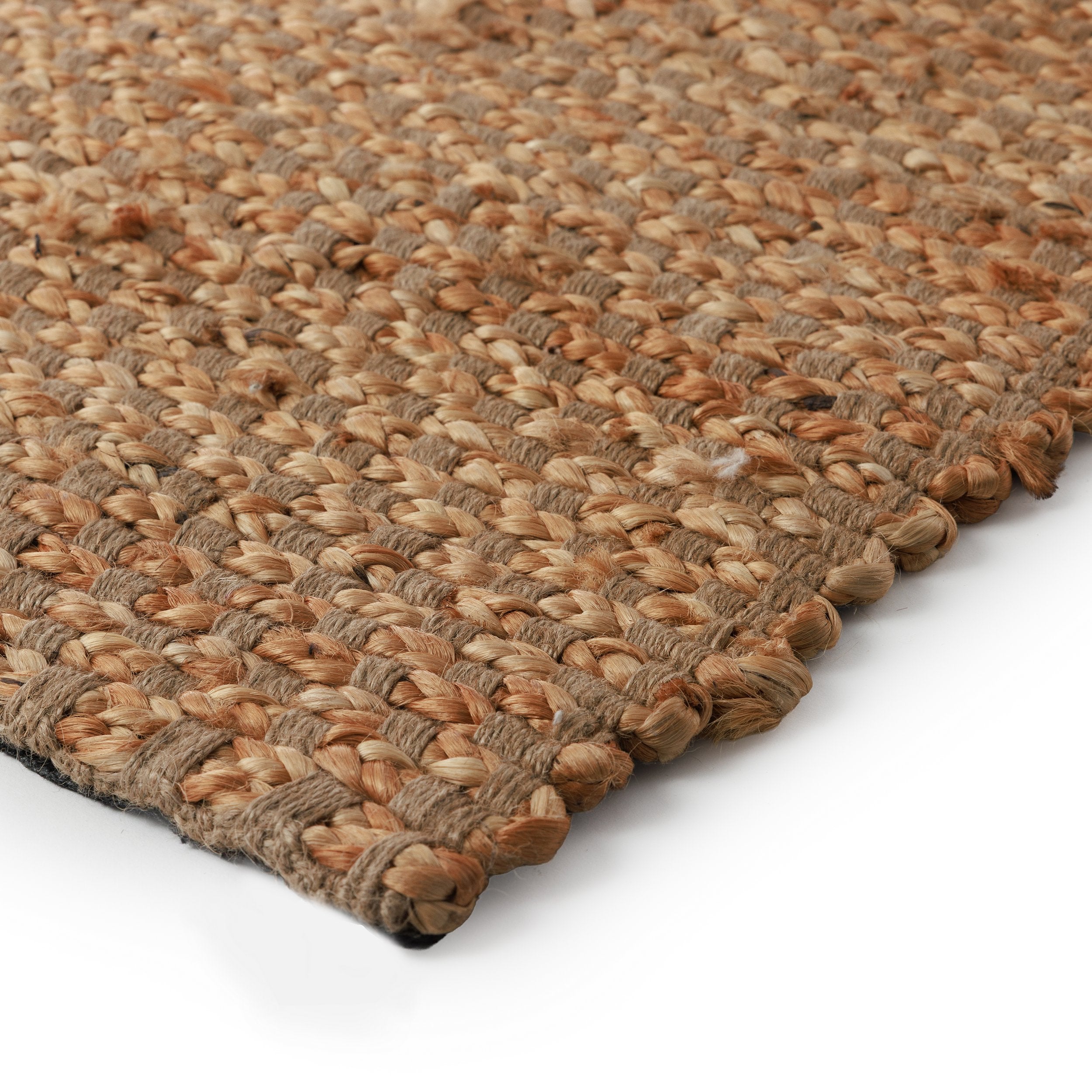 תקריב של שטיח חבל ביטנה - הדס מבית Fine Lab Home, שטיח מסיבים טבעיים עם חוטים עבים קלועים בתבנית מלבנית על רקע לבן.