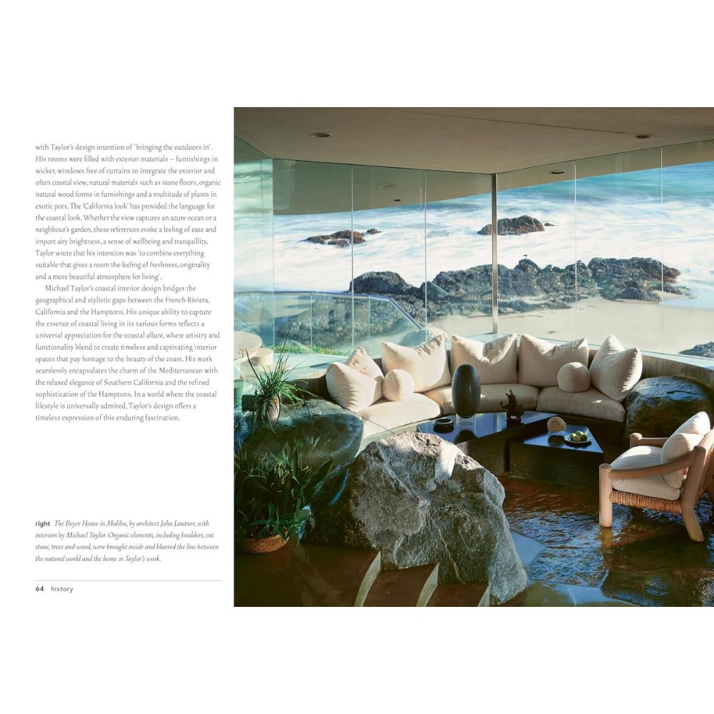 סלון מודרני המעוצב בסגנון חופי מבית Fine Lab Home כולל ספה עגולה בצבע בז', קירות זכוכית עם נוף להרים, סלעים פנימיים ומזרקה ליצירת אווירה שלווה.