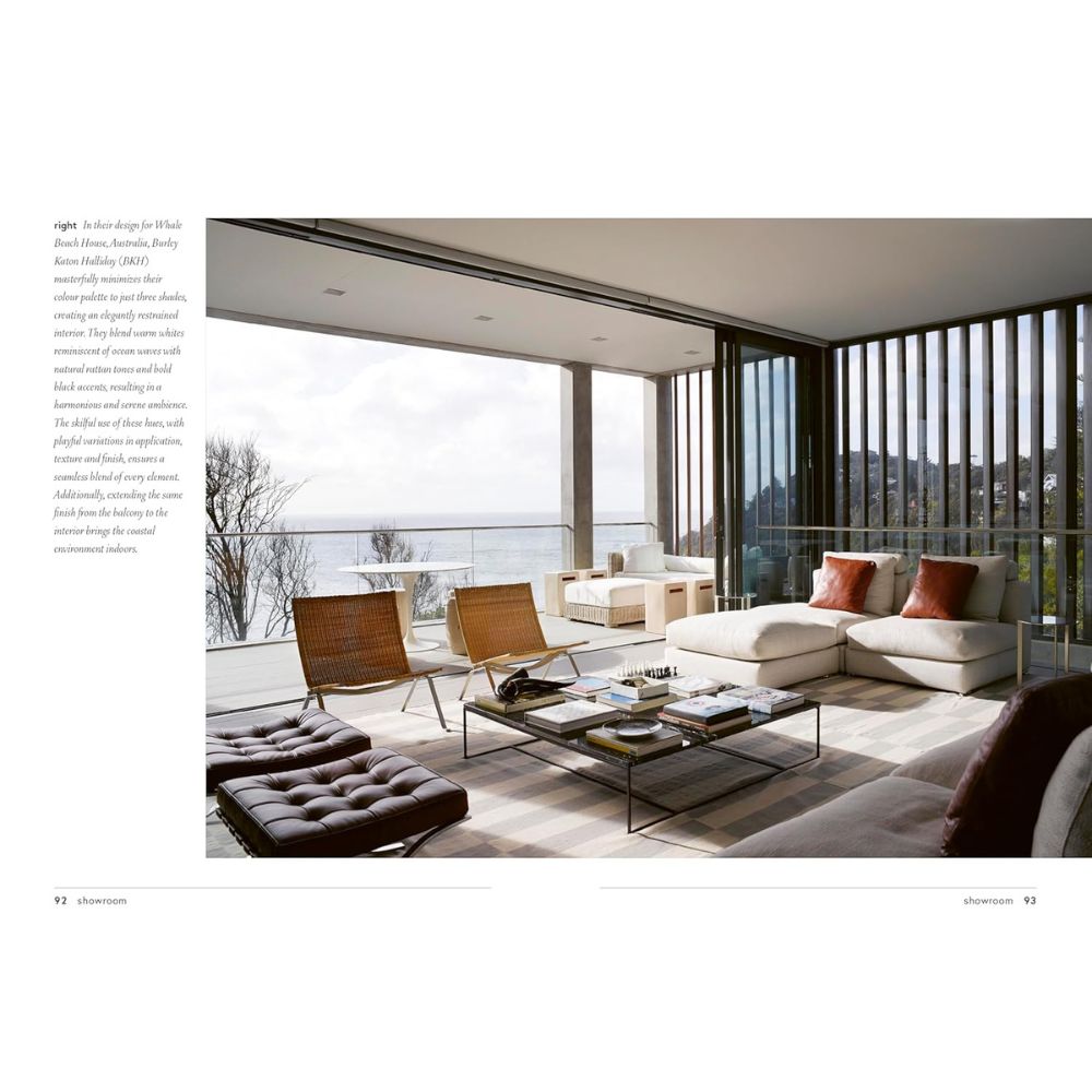 סלון מודרני עם קירות זכוכית, ריהוט ניטרלי ואלמנטים חומים הפונים לים – פתוח ומינימליסטי. קבלו השראה לעיצוב פנים בסגנון חופי מספר עיצוב חופי מאת Fine Lab Home.