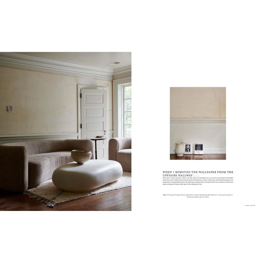 סלון מינימליסטי עם קירות בצבע בז', ספה מרקמית ושולחן קפה לבן פיסולי משקף את סגנון עיצוב הבית, המוצג בספר העיצוב The Slow Down של Fine Lab Home ובתמונה בהשראת ליאן פורד.