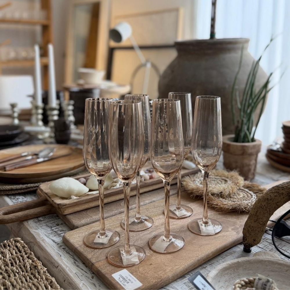 סט של 6 כוסות שמפניה בנפח 260 מ"ל מבית Fine Lab Home, מסודר על מגש עץ, מוקף בכלי הגשה, נרות ופריטי קישוט באווירה חמימה – מתנה אלגנטית לכל אירוע.