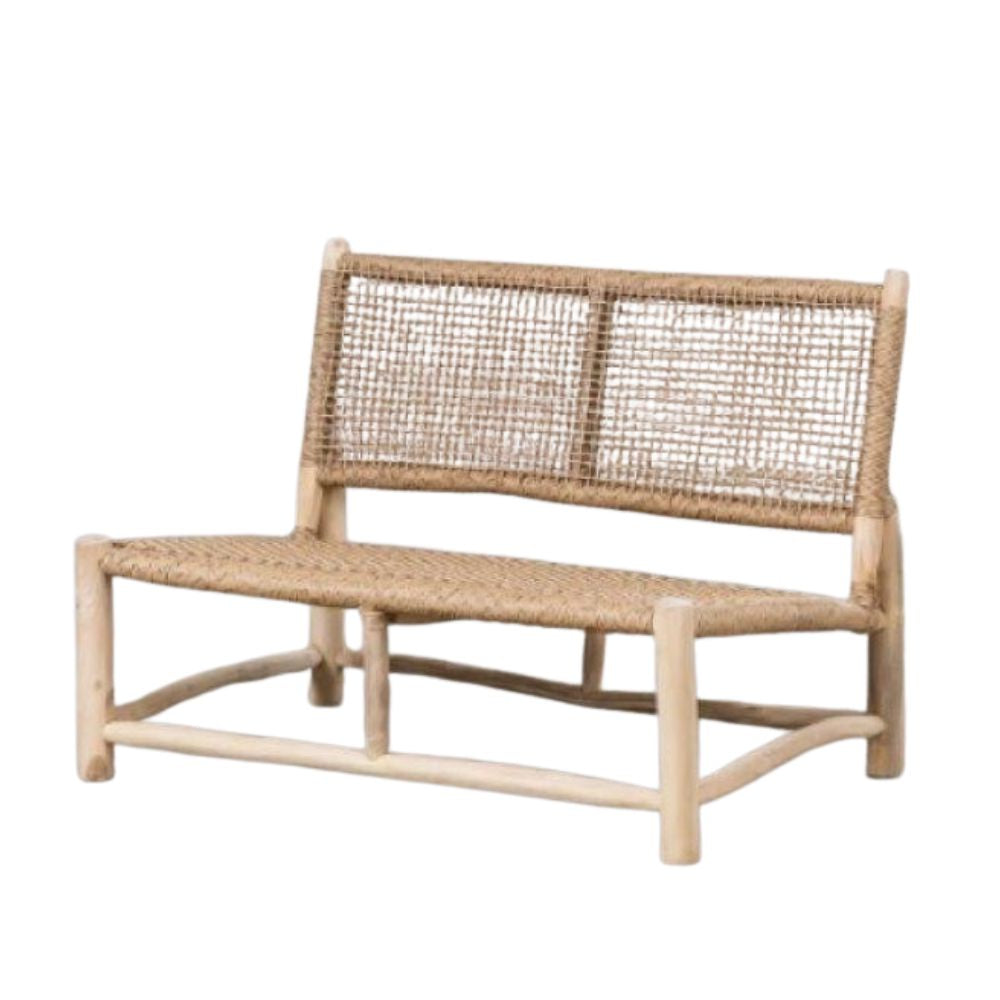 ספה עץ טיק וראטן של Fine Lab Home כוללת מסגרת מעץ טיק עם מושב ומשענת גב ארוגים מראטן סינתטי, המציגים עיצוב פשוט וטבעי בהשראת ספות בעבודת יד.