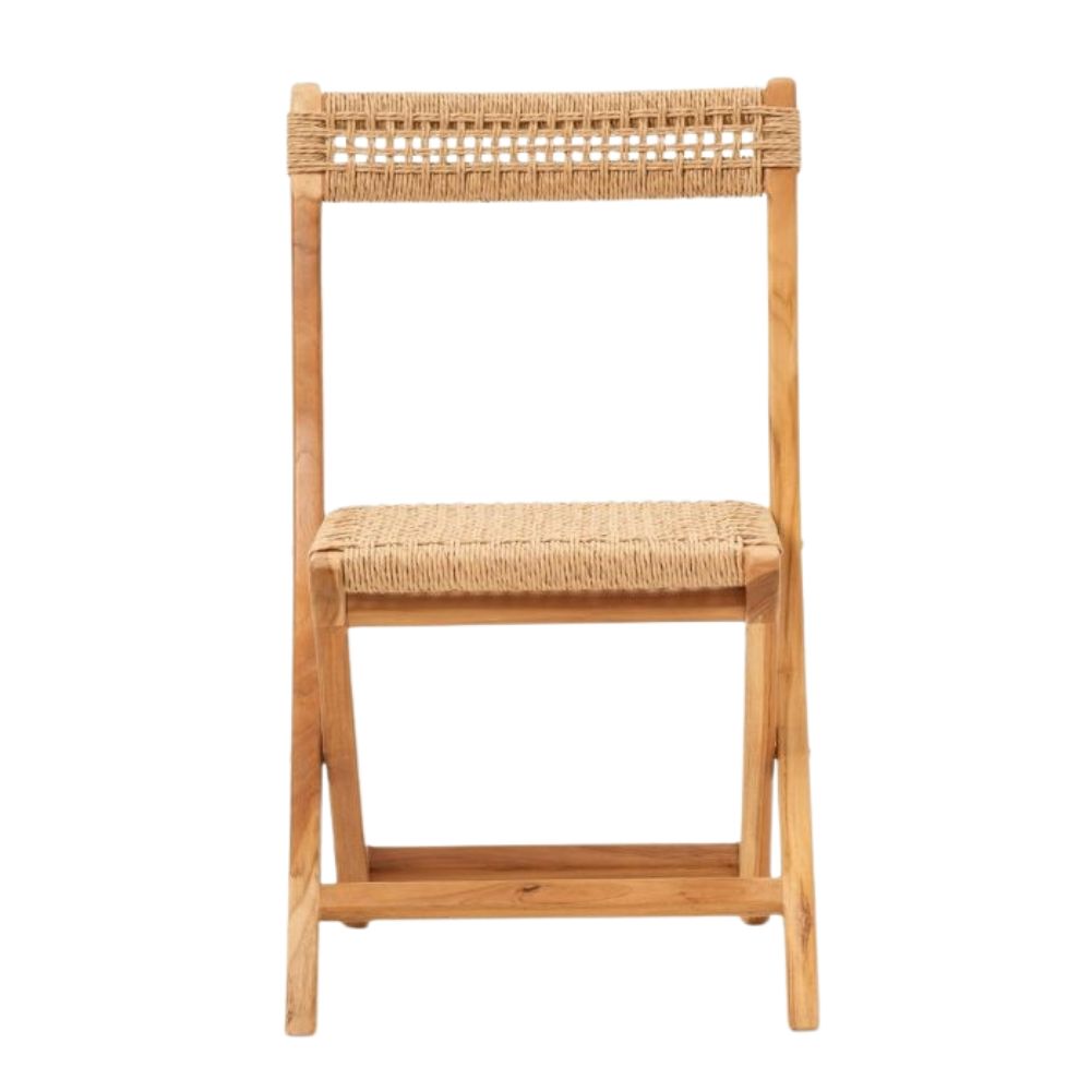 כסא אוכל מתקפל מעץ טיק מבית Fine Lab Home, בעל מושב ומשענת שזורים, מוצג באלגנטיות במבט מלפנים על רקע לבן אחיד — מה שהופך אותו לבחירה מושלמת לכל פינת אוכל או כתוספת מסוגננת לאוסף הכיסאות לפינת האוכל שלכם.