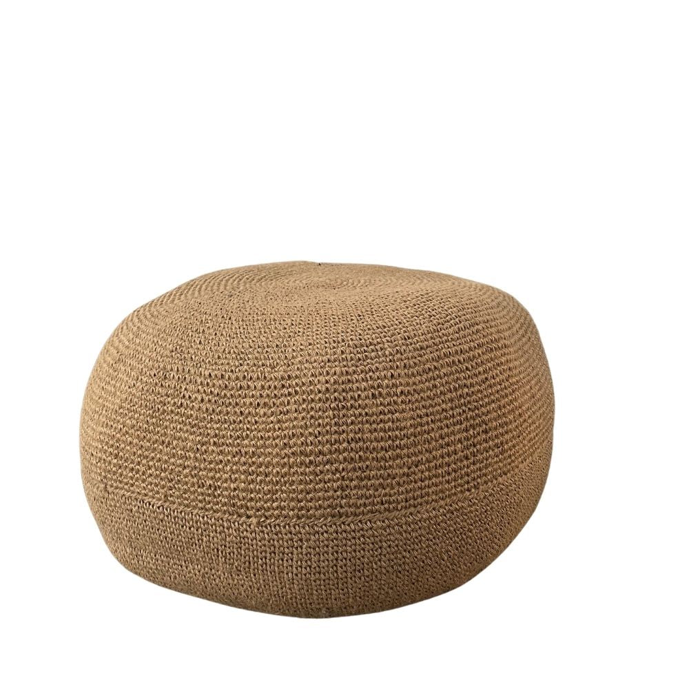 פוף עגול, שזור מחבל טבעי – עבודת יד מבית Fine Lab Home בגוון חום טבעי, מוצג על רקע לבן חלק. פוף עגול זה מוסיף קסם אותנטי לכל חלל, בהשראת אומנות הפופים המרוקאית המסורתית.
