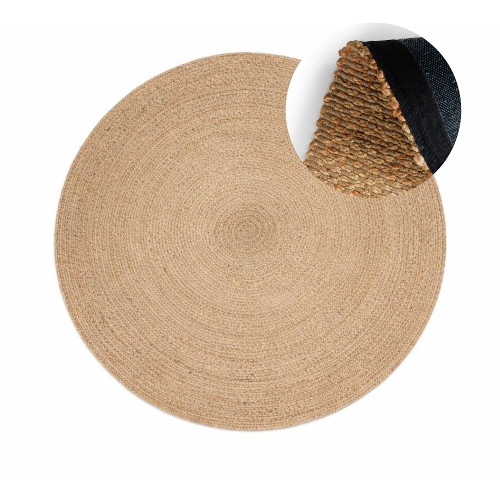 שטיח חבל עגול עם בטנה - הדס מבית Fine Lab Home, כולל תמונה מקרוב המציגה את מרקם האריגה ואת הבטנה השחורה – שטיח טבעי מושלם לשימוש בסלון.
