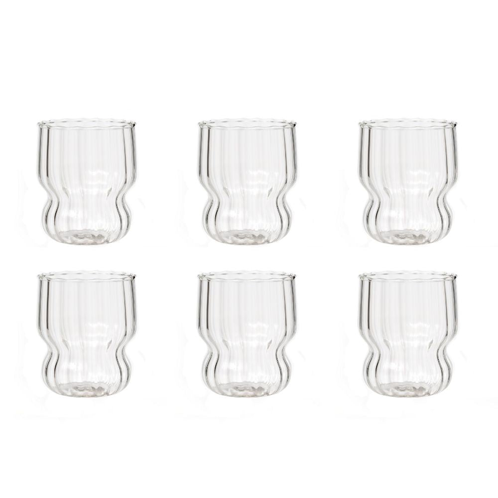 כוסות הזכוכית המעוגלות עם הפסים של Six Fine Lab - 300 מ"ל (סט של 6 יחידות) מוצגות בשתי שורות של שלוש, כשהן מדגישות את העיצוב הגלי השקוף שלהן על רקע לבן.