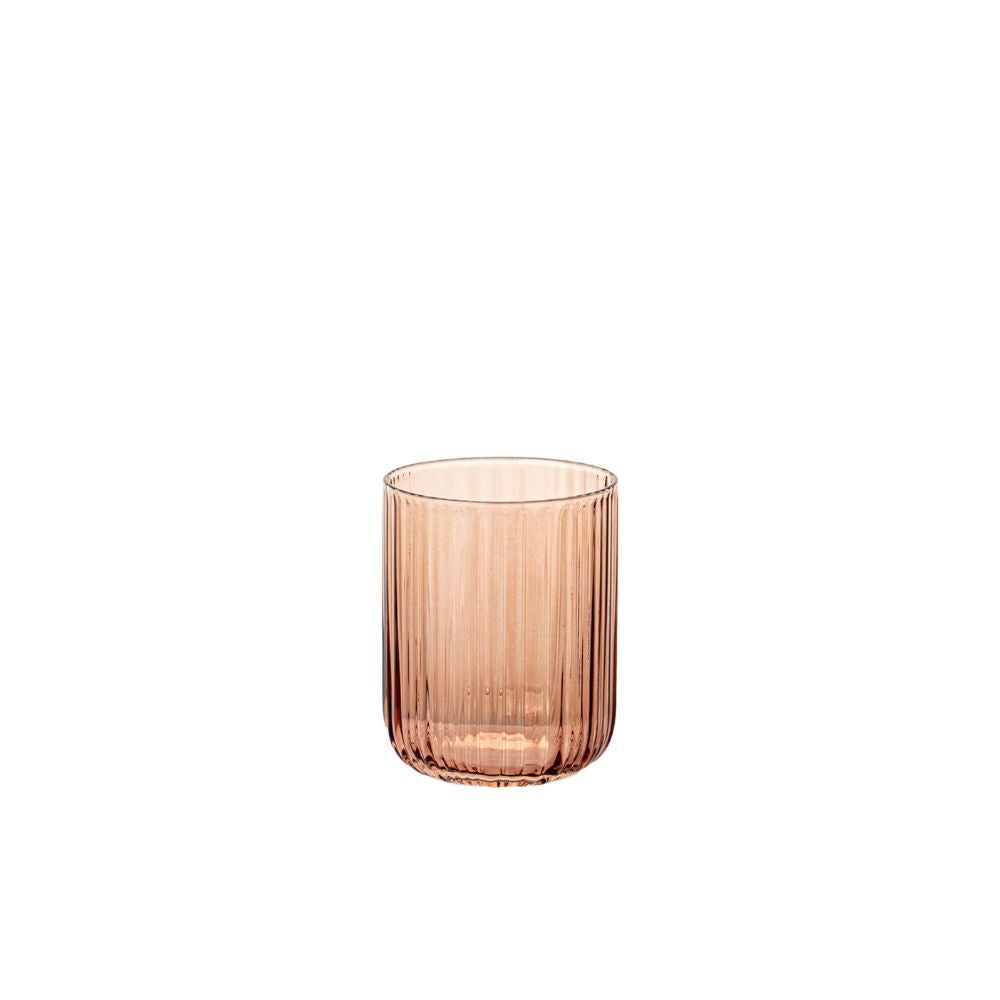 סט של שש כוסות זכוכית "Fine Lab Home" עם פסים בגוון ענבר - 300 מ"ל מסודר על רקע לבן חלק, כאשר כל כוס מתהדרת בעיצוב פסים אלגנטי המוסיף מרקם ועניין ויזואלי לכוסות הקלאסיות בגוון הענבר הללו.