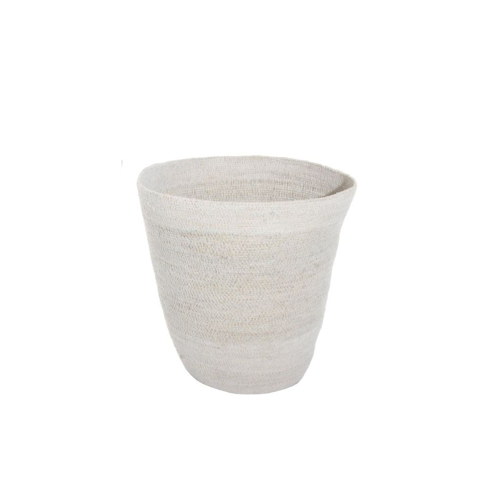 סל אחסון עשב ים לבן - שלושה גדלים מבית Fine Lab Home הוא סל קל בצבע בז' בהיר עם פתח רחב ודפנות מחודדות, עשוי מעשב ים טבעי ומוצג על רקע לבן.