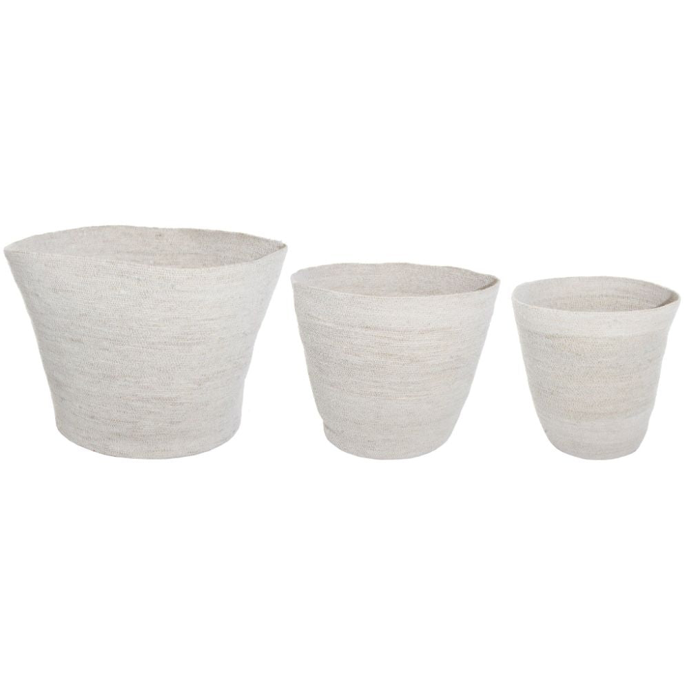 סל אחסון עשב ים לבן - שלושה גדלים מבית Fine Lab Home הוא סל קל בצבע בז' בהיר עם פתח רחב ודפנות מחודדות, עשוי מעשב ים טבעי ומוצג על רקע לבן.