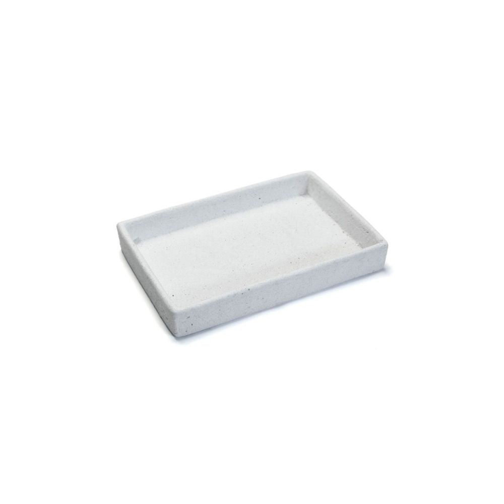 מגש קרמיקה מלבני לבן מבית Fine Lab Home, המוצג על רקע לבן חלק.