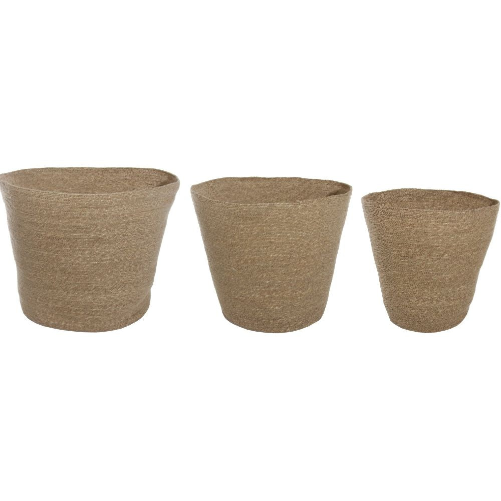 שלושה סלי אחסון בעבודת יד מעשב ים טבעי מבית Fine Lab Home, זמינים בשלושה גדלים שונים.