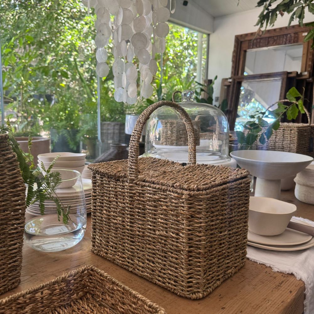 סלסלת פיקניק מחבל טבעי עם מכסה וידית של Fine Lab Home, בזווית חזיתית על רקע לבן. הסלסלה מלבנית, קלועה, עם ידית ומכסה נפתח חלקית. מגיעה בשני גדלים.