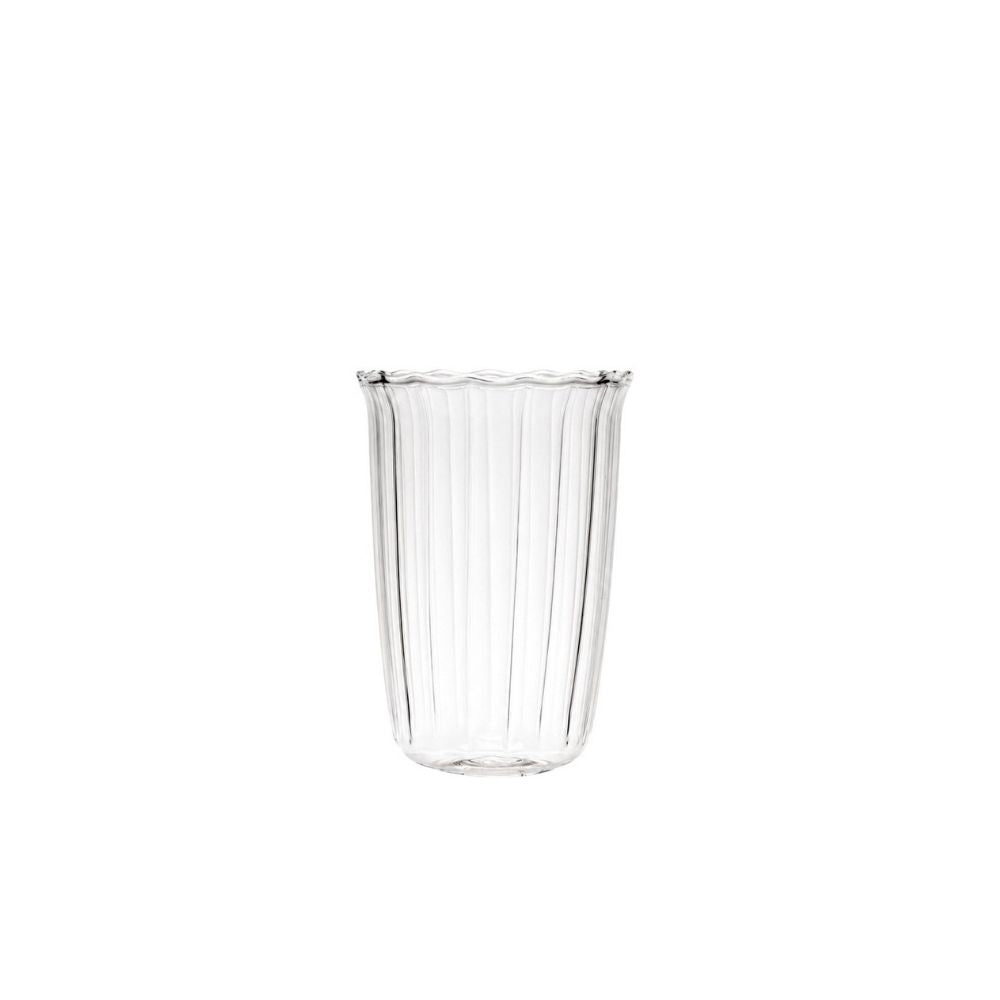 סט של שש כוסות זכוכית מפוספסות של Fine Lab Home (420 מ“ל) עם חריצים אנכיים, על רקע לבן חלק — אידיאליות ככוסות לשתייה חמה וקרה.