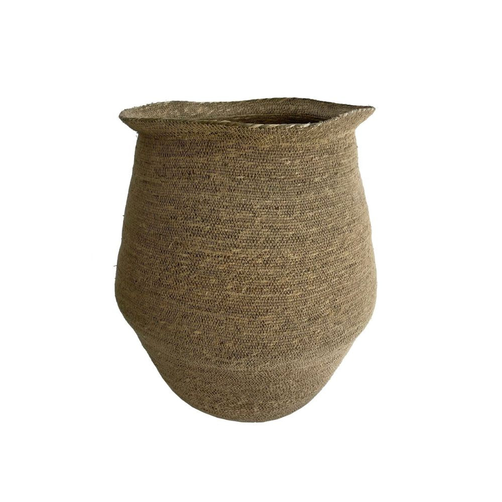 סל אחסון עשב ים טבעי קוטר 45 מבית Fine Lab Home הוא סל אחסון גדול, ארוג ביד מעשב ים טבעי, עם פתח רחב ובסיס מעוגל, מוצג על רקע לבן חלק.