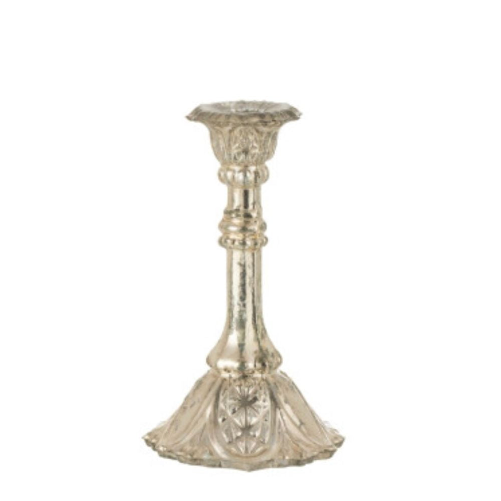 פמוט זכוכית צבע כסף מבית Fine Lab Home מתאפיין בעיצוב מעוטר בגווני כסף, עם בסיס מרקם וחלק עליון מתרחב, המוסיף אלגנטיות נצחית לכל חלל.