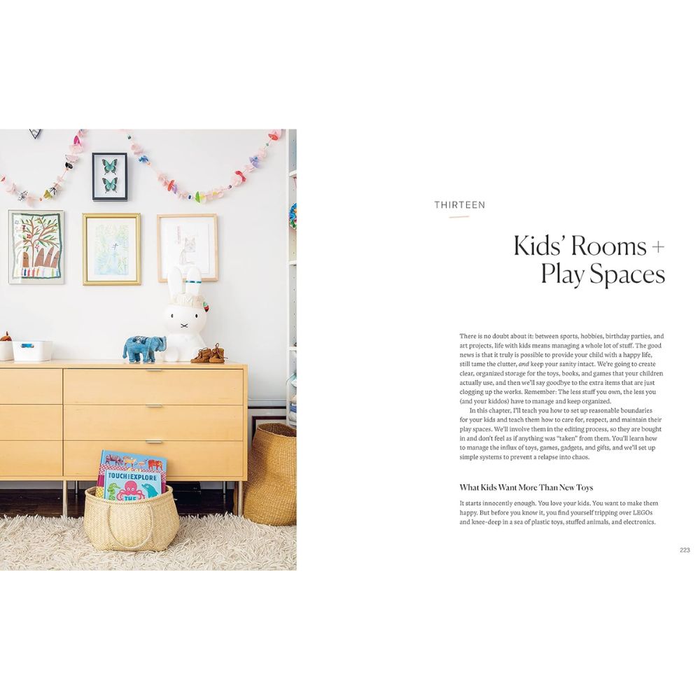 חדר ילדים עם שידה מעץ, צעצועים, ספרים וסלים; הטקסט מימין מציג טיפים מתוך הספר "עיצוב מינימליסטי" של Fine Lab Home, העוסק בסידור וארגון הבית ובמינימליזם בחדרי ילדים.