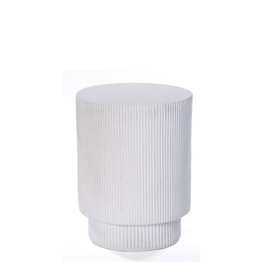 סטול לבן- מרקם פסים מבית Fine Lab Home הוא פריט גלילי לבן עם מרקם פסים אנכיים ובסיס יציב, אידיאלי כפריט דקורטיבי מסוגנן או כשולחן צד לסלון, המוצג על רקע לבן חלק.
