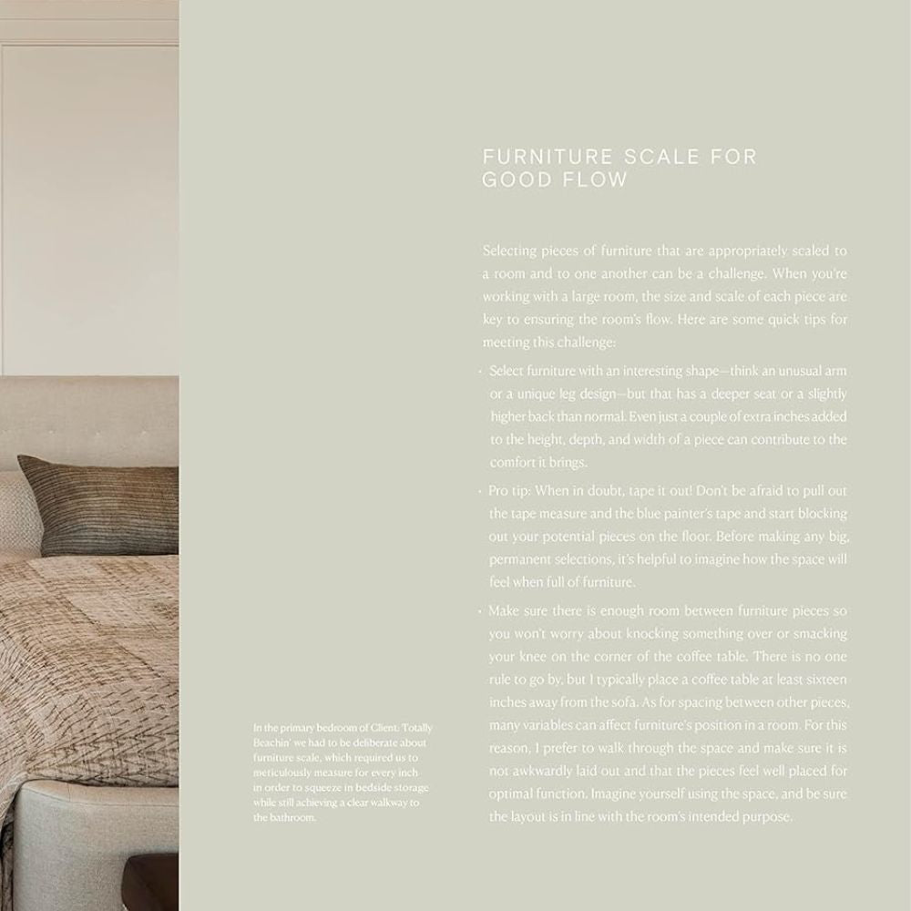 גלו טיפים לבחירת רהיטים בקנה מידה מתאים כדי לשפר את זרימת החדר, בהשראת אמבר לואיס ועיצוב פנים, עם עצות לעיצוב וסידור הפנים מתוך ספר העיצוב Call It Home מאת Fine Lab Home.