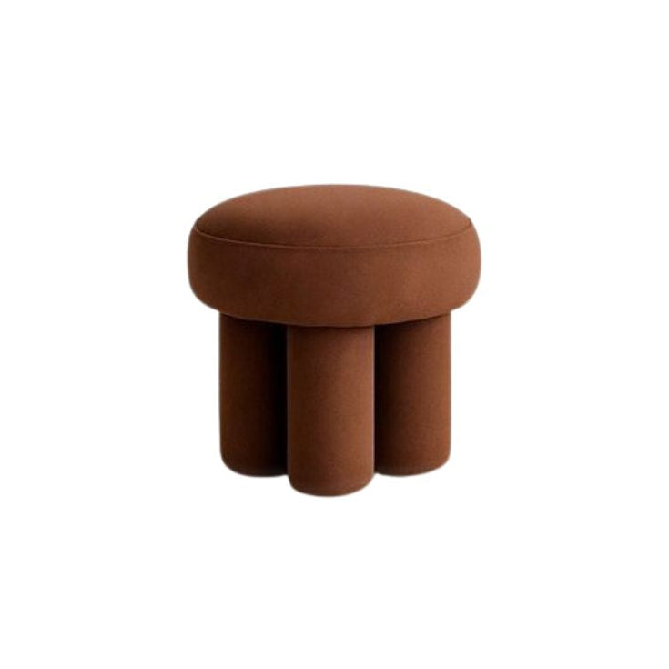 הדום קטיפה חום מבית Fine Lab Home הוא שרפרף קטן ועגול בצבע חום עם ארבע רגליים עבות ומושב קטיפה מרופד — מושלם לסלון מודרני — המוצג על רקע לבן חלק.